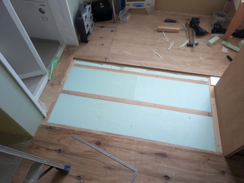 床組みと断熱材