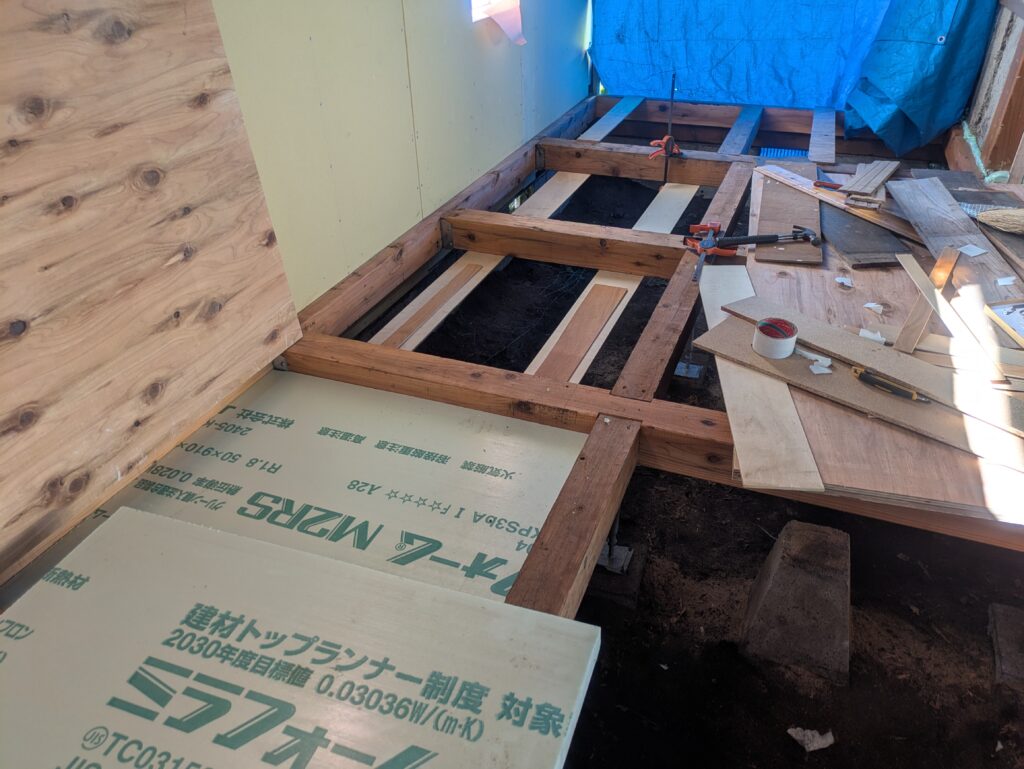 断熱受け材と断熱材施工